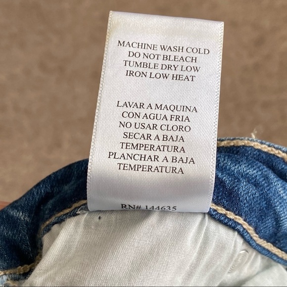 Kancan Medium-Light Wash Distressed 5.5" Inseam Denim Jean Shorts, size Small - Picture 15 of 16